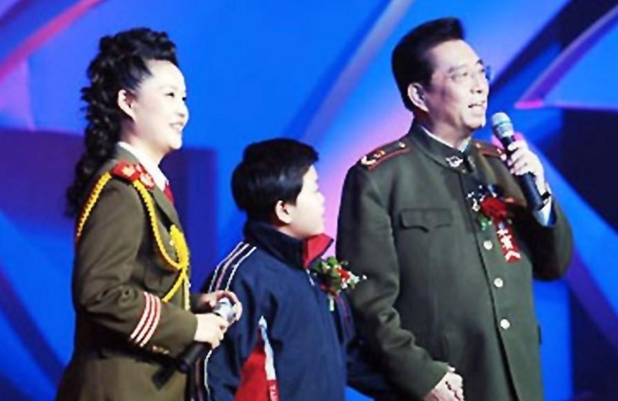 李雙江之子李天一成長全紀錄：媽媽夢鴿蹲地為其換衣