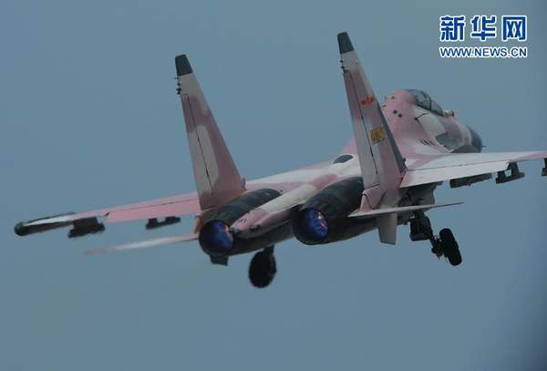 戰(zhàn)機(jī)直刺云天。