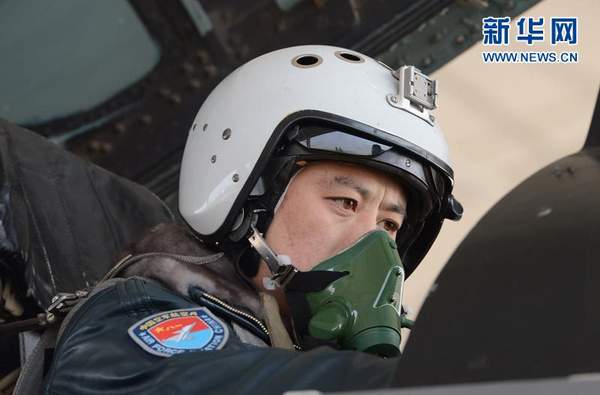 起飛前，大隊長馬剛精心檢查戰機。