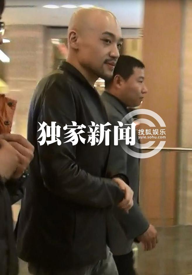 李代沫機場喬裝玩低調 工作不休撈金忙