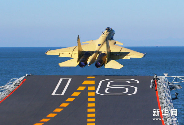 資料圖：中國艦載機完成起降試驗后將進行掛彈飛行，此為殲-15從遼寧艦起飛升空。