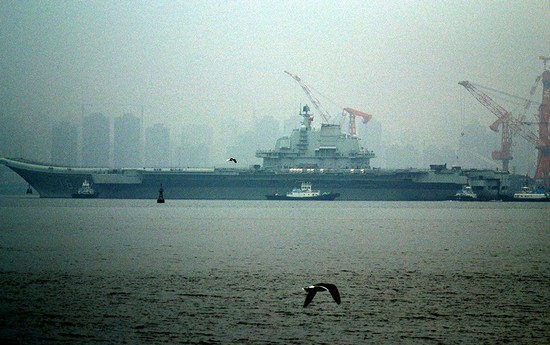 資料圖：網友拍攝遼寧號航母2013年首次駛離大連港出海。