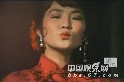 口味有點重！成龍大哥早年三級片曝光 與艷星翻云覆雨