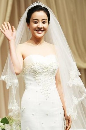 揭嫁豪門女星：李英愛誕龍鳳胎 韓彩英9年戀愛長跑