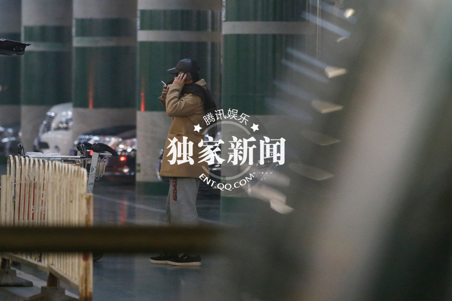 蔣勤勤為兒子穿衣服盡顯母愛 陳建斌當著孩子抽煙