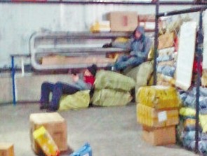 煒倫申通快遞野蠻分揀 包裹亂扔亂踢當凳子坐