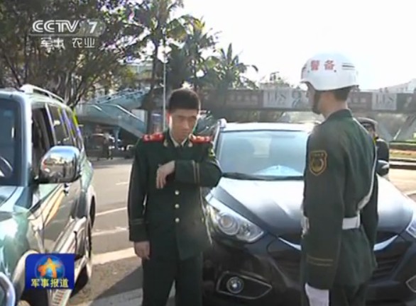 視視頻截圖：解放軍進行軍車轉向整治。