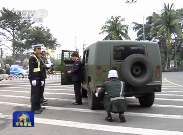 央視視頻截圖：解放軍進行軍車專向整治。