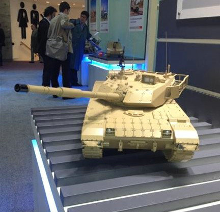 資料圖：展會上的MBT-3000主戰坦克模型。