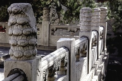2月27日，記者在頤和園南湖島涵虛堂發(fā)現(xiàn)，欄桿上的一個云龍紋石雕望柱頭失蹤。 記者 郭鐵流（圖片來源：新京報）
