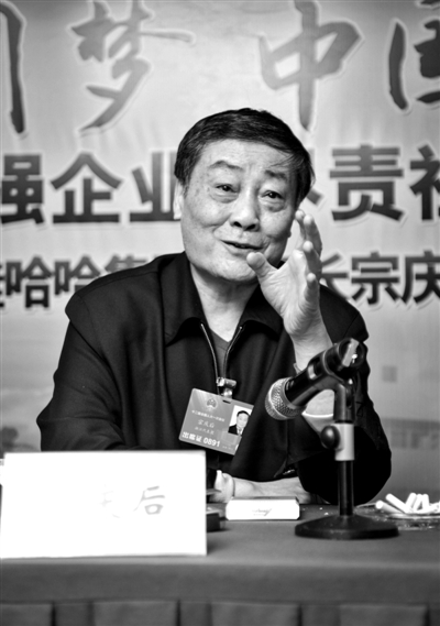 昨日，蟬聯(lián)中國內(nèi)地首富的全國人大代表、娃哈哈集團董事長宗慶后，到京參加全國人大會議。實習(xí)生 楊奉焓