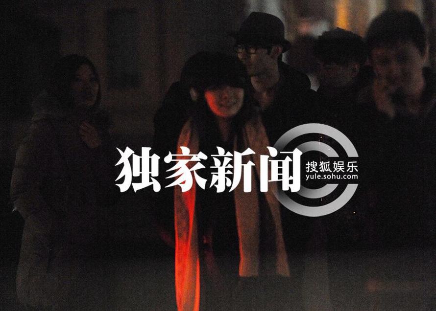 伊能靜深夜出街挽神秘男 疑戀上新任經紀人