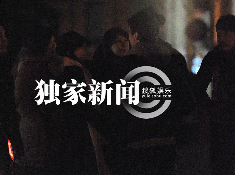 伊能靜深夜出街挽神秘男 疑戀上新任經紀人