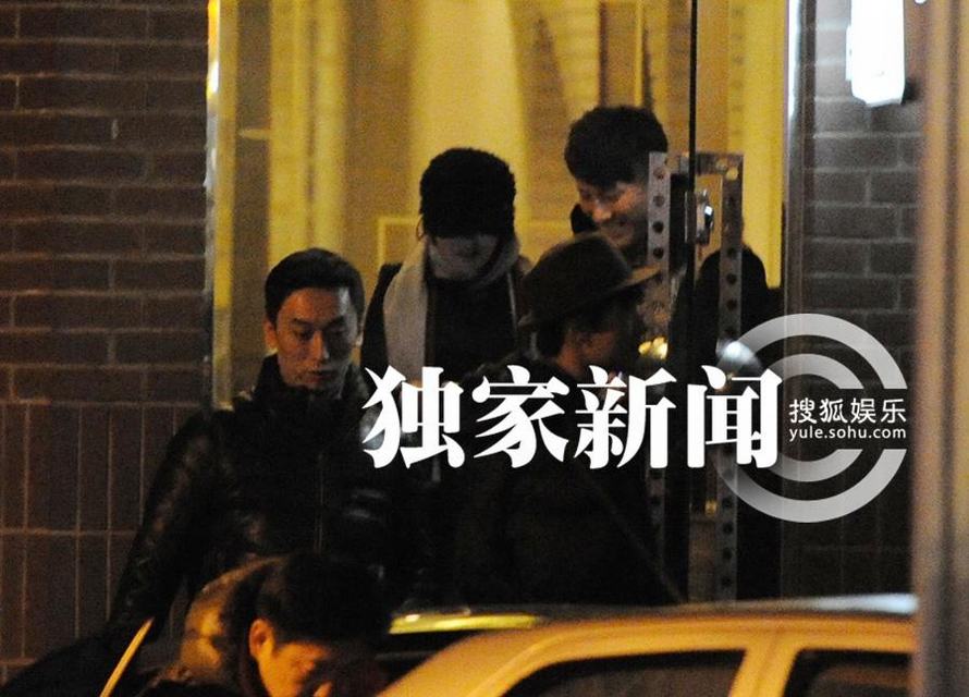 伊能靜深夜出街挽神秘男 疑戀上新任經紀人