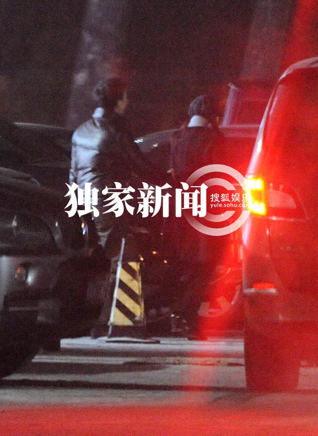 伊能靜深夜出街挽神秘男 疑戀上新任經紀人