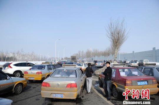 一發現有類似車輛，就會有人圍上去查問。 張瑤 攝