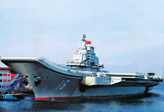 資料圖：2013遼寧艦駛向母港\青島膠東航母基地的保密性工作做得很好。至今對于航母基地沒有任何報道。
