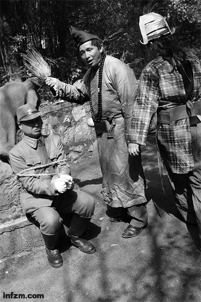 “鬼子專業戶”的群眾演員劉振于穿著日本軍服，和幾個朋友拍攝關于抗日、反對日本占領釣魚島的短片。 （南方周末記者 麥圈/圖）