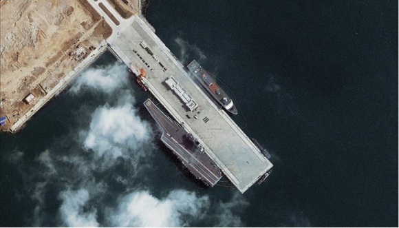 原文配圖：美國Digital Globe衛星公司公布的拍攝于3月1日的遼寧艦航母衛星照。