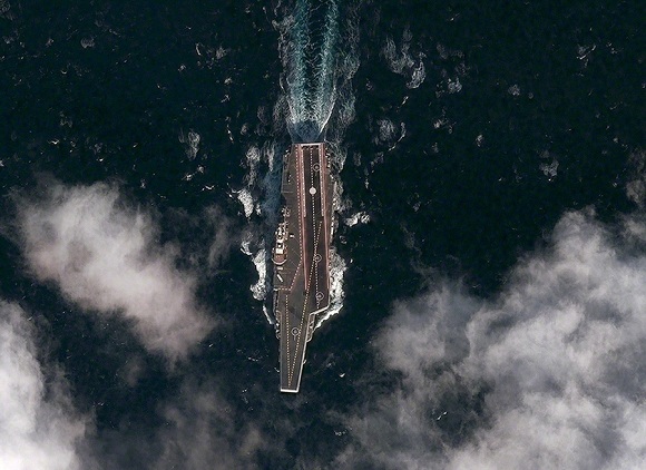 原文配圖：美國Digital Globe衛星公司公布的拍攝于3月1日的遼寧艦航母衛星照。