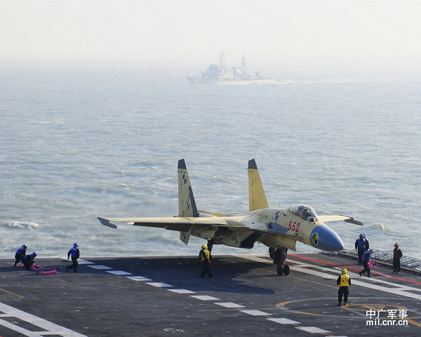 資料圖：遼寧艦上的國產殲-15戰機。