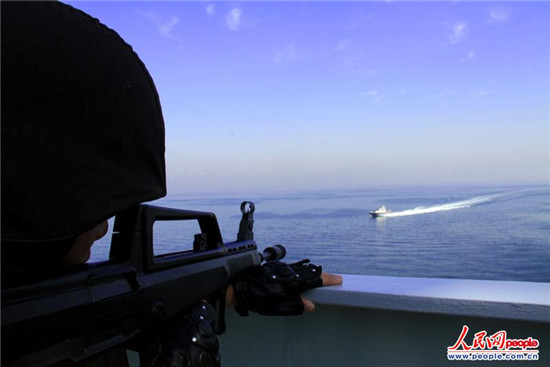 原文配圖：演練中，海盜小艇快速向我艦艇沖鋒，實施攻擊，特戰隊員快速鎖定目標。