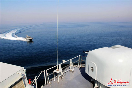原文配圖：演練中，海盜小艇向我海軍微山湖艦沖鋒，實(shí)施攻擊，我艦艇火炮迅速鎖定目標(biāo)。