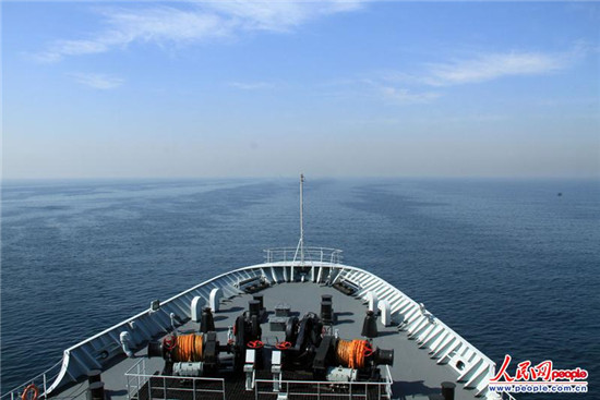 原文配圖：航行中的微山湖艦，正在進行反海盜演練。