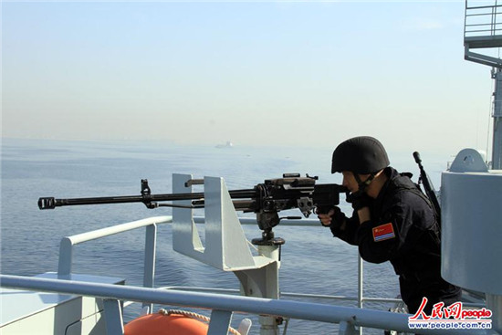 原文配圖：演練中，微山湖艦特戰(zhàn)隊員時刻保持警惕，準備實施防衛(wèi)。