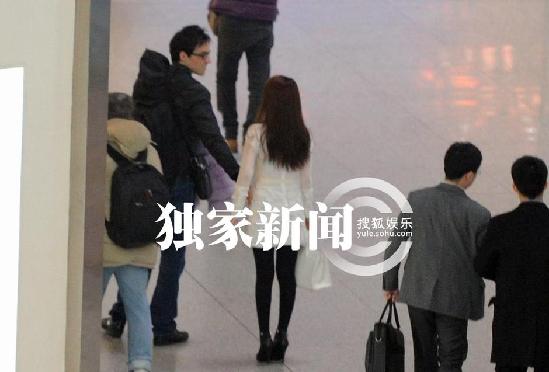 郭美美與外國男友牽手現身機場 穿著奢華疑遭胸襲