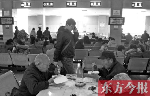 　3月5日，鄭州市房屋交易和登記中心，房產(chǎn)交易過戶人數(shù)激增，為節(jié)省時間，有人的午餐便在大廳里解決。