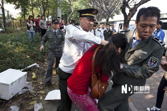 廣州通報城管與小販沖突事件 稱小販辱罵民警 廣州通報城管與小販沖突事件 稱小販辱罵民警