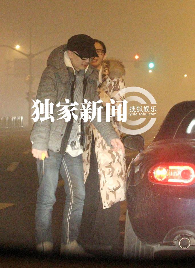 追星:平安開跑車與女友公路激吻 周杰攜85后模特女友回京 追星:平安開跑車與女友公路激吻 周杰攜85后模特女友回京