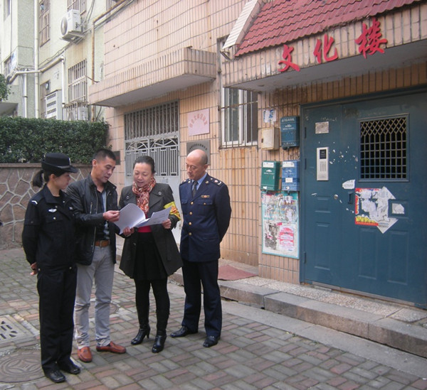 工作人員聽取轄區居民對本單位工作的建議及意見 工作人員聽取轄區居民對本單位工作的建議及意見