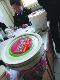 青島科技大學食堂放餐具桶發霉