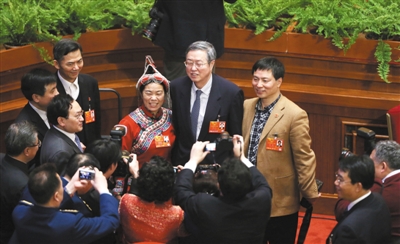 昨日，在全國人大會議間隙，央行行長周小川與代表合影。新京報記者 韓萌 攝