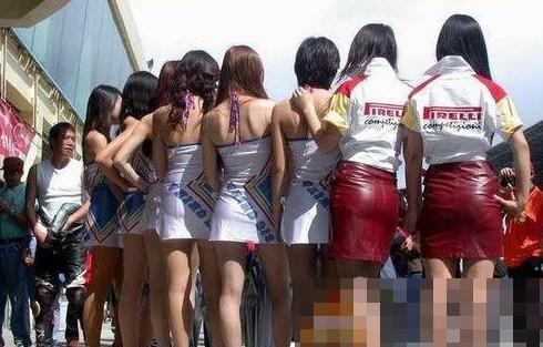 大膽開放女車模 穿得太露骨了