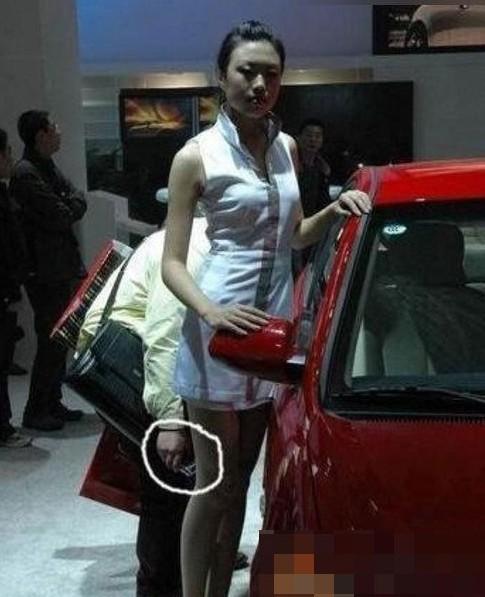 大膽開(kāi)放女車(chē)模 穿得太露骨了