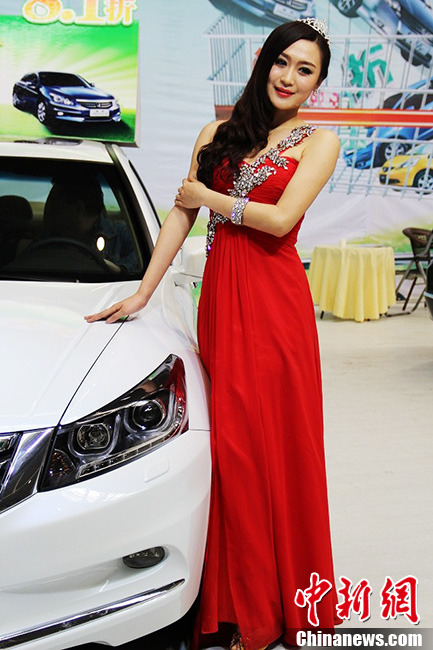 新疆春季車(chē)展美艷車(chē)模吸引眼球