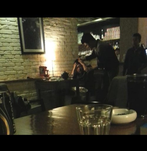 男性友人起身走到于正面前，抓起頭發，開始暴打。(圖片來源網絡)