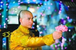于正捧紅不少藝人，如“四阿哥”何晟銘。