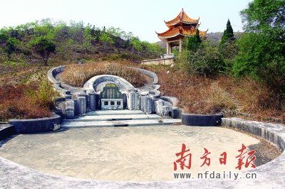 趙海濱父親的墓與思親亭緊挨，十分氣派。項仙君 攝