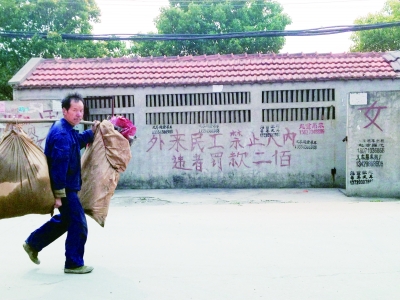 路過(guò)這里的農(nóng)民大叔一臉無(wú)奈。 記者謝冰林 攝