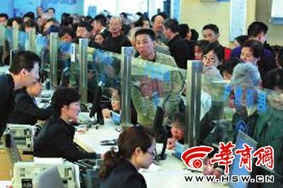 昨日，市民在西安秦華天然氣營業廳排隊購買天然氣，隊伍迂回排出了大門本報記者 湯繼穎 攝