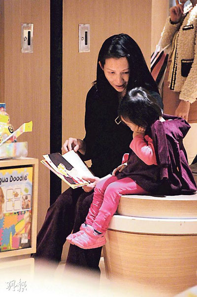 蔡少芬素顏現身挺大肚帶女兒逛街 湯圓做嬰兒車咬手指