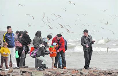 商家傍上清明小長假 市民提出清明搞娛樂不嚴肅 你怎么看