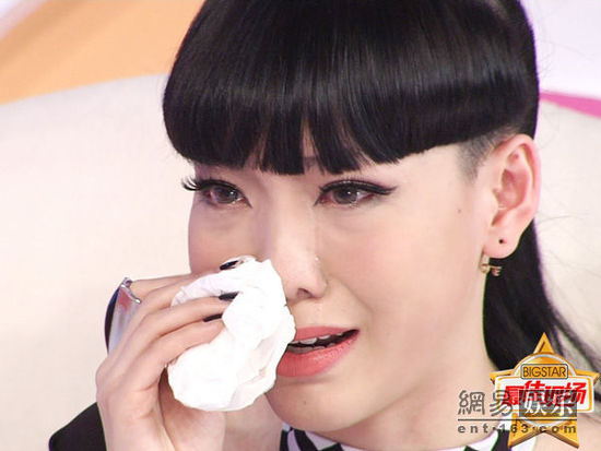 吳莫愁拭淚。