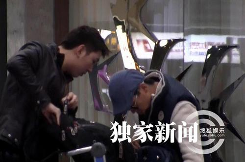 王寶強穿潮裝離京