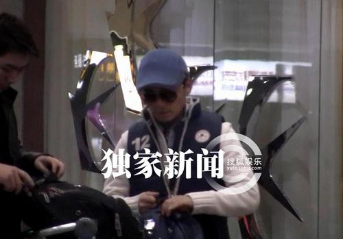 王寶強穿潮裝離京