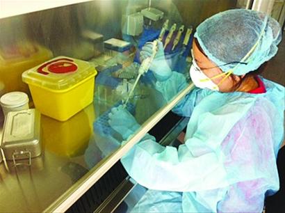 H7N9檢測(cè)劑昨晚運(yùn)抵島城，記者進(jìn)實(shí)驗(yàn)室探訪病毒檢測(cè)過(guò)程，試劑就像一管水在-20℃冷藏